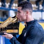 Cristiano Ronaldo memamerkan trofi