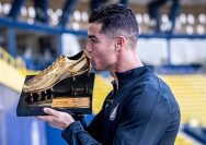 Cristiano Ronaldo memamerkan trofi