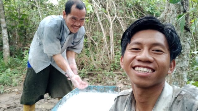 Mahasiswa KKN UIN Raden Fatah Palembang Ikut Ngangkit Karet Bersama Warga Desa Rimba Balai