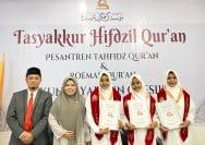 Tiga santriwati takhassus tahfidz Raudlatul Ulum diwisuda di Gresik