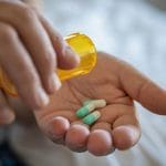 Ilustrasi minum obat