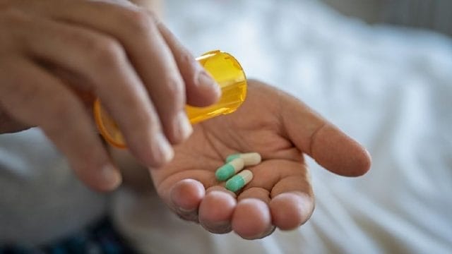 Ilustrasi minum obat