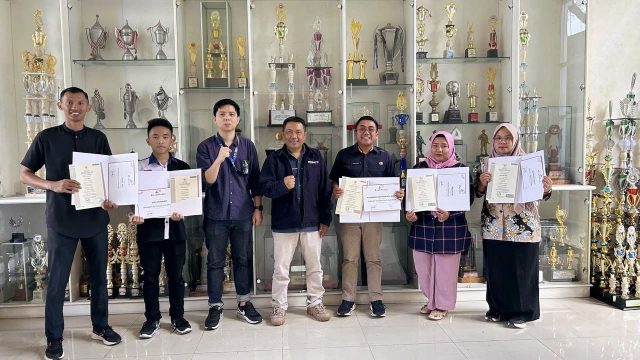 Pembinaan dan pelatihan keterampilan digital melalui program Telkom DigiUp di SMK Negeri 2 Garut