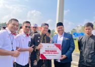 Telkom serahkan bantuan simbolik untuk dukung pemberdayaan komunitas dan pembangunan berkelanjutan di Kabupaten Tasikmalaya