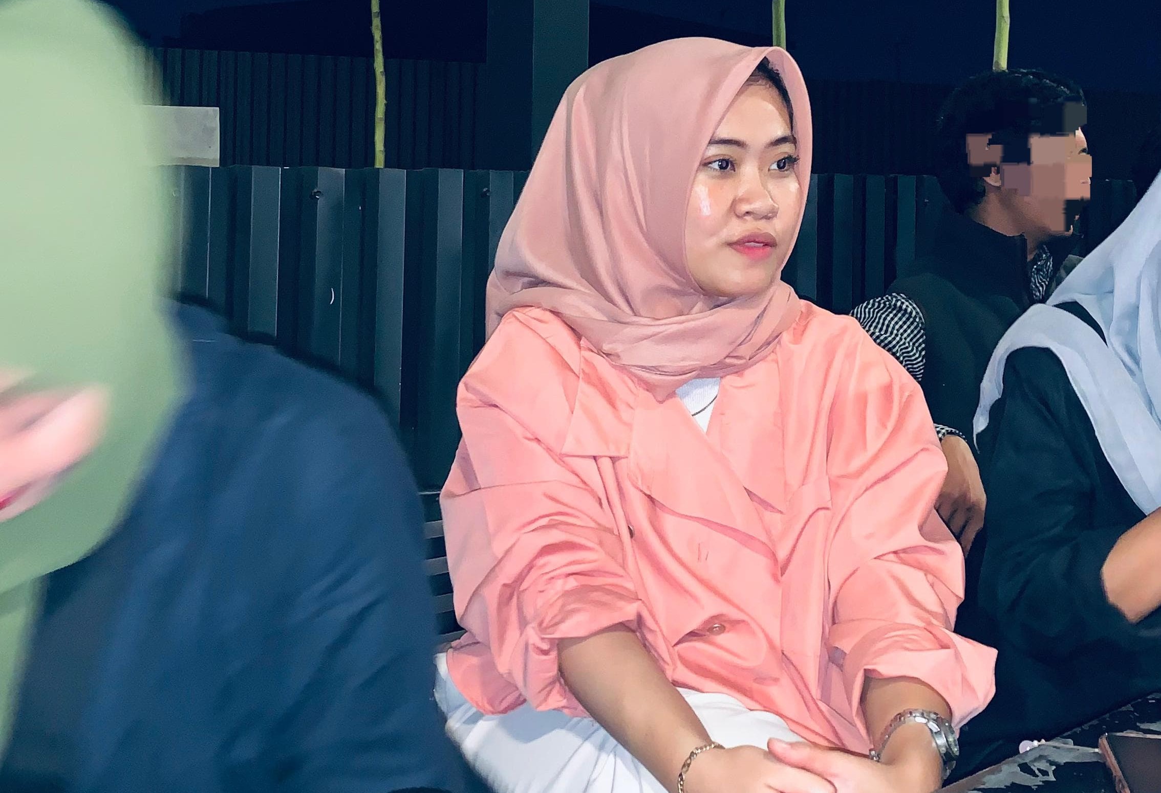 Dari Dapur ke Kursi DPR: Mengapa Perempuan Harus Berebut Ruang di Politik Indonesia?