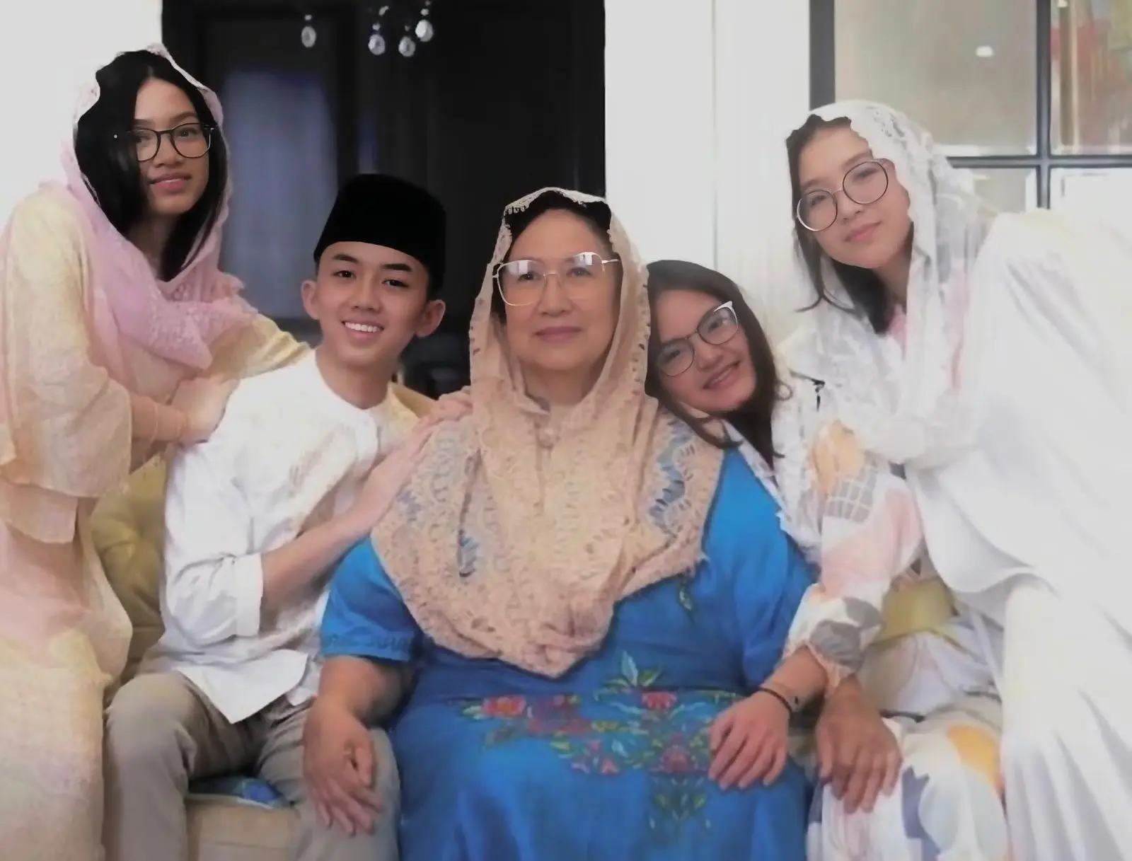 Alvaro Mintaredja bersama Eyang dan adik-adik perempuannya Foto: Instagram/alvaromintaredja