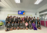 Tim PKM S1 Manajemen FEB Unesa saat melaksanakan pelatihan kewirausahaan sosial di Thai Global Business Administration Technological College.