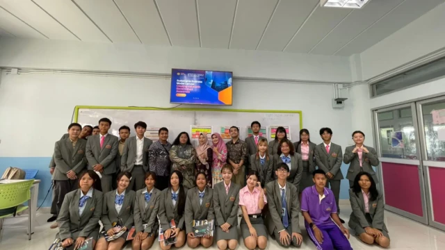 Tim PKM S1 Manajemen FEB Unesa saat melaksanakan pelatihan kewirausahaan sosial di Thai Global Business Administration Technological College.