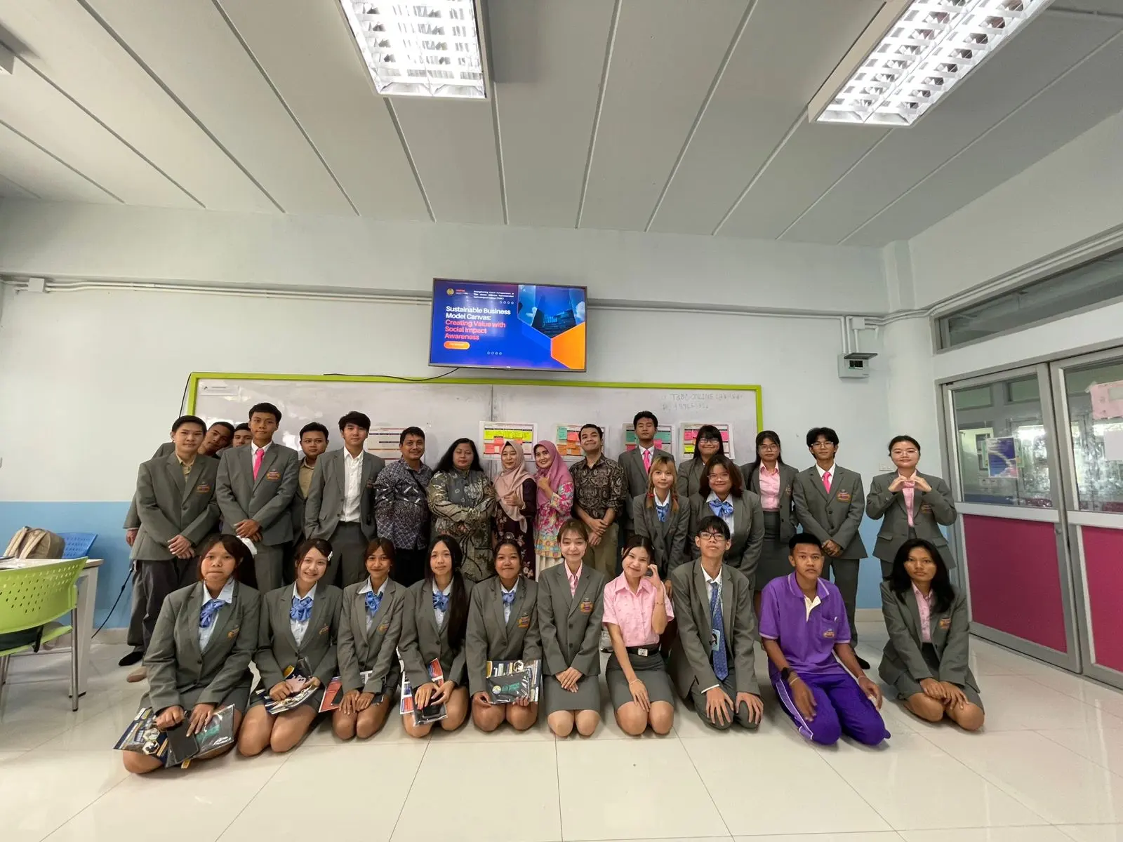 Tim PKM S1 Manajemen FEB Unesa saat melaksanakan pelatihan kewirausahaan sosial di Thai Global Business Administration Technological College.