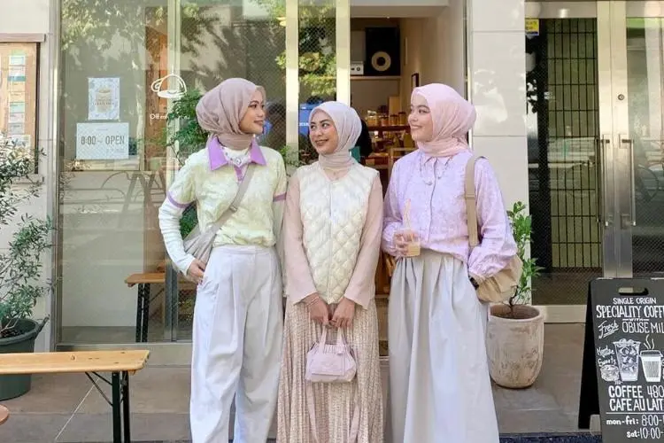 10 Inspirasi Outfit Musim Semi Warna Pastel untuk Wanita