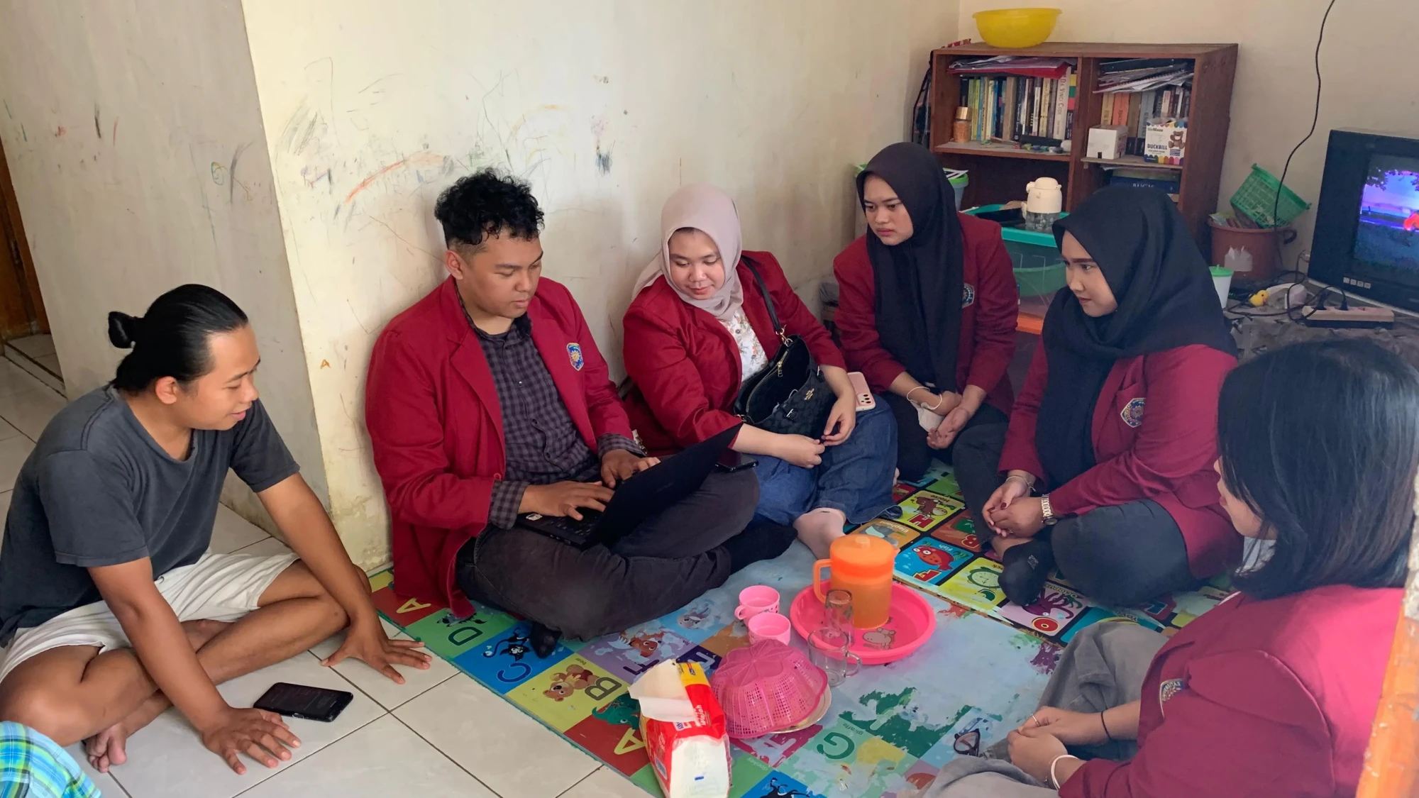 Mahasiswa Fakultas Hukum Universitas Malang sedang memberikan panduan langsung mengenai tata cara dan proses pendaftaran untuk memperoleh Sertifikat Produksi Pangan Industri Rumah Tangga (SPP-IRT) kepada pelaku usaha.