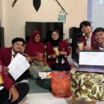 Mahasiswa UMM melaksanakan kegiatan sosialisasi Sertifikat Produksi Pangan Industri Rumah Tangga kepada pemilik usaha kripik singkong, Bu Ponisri