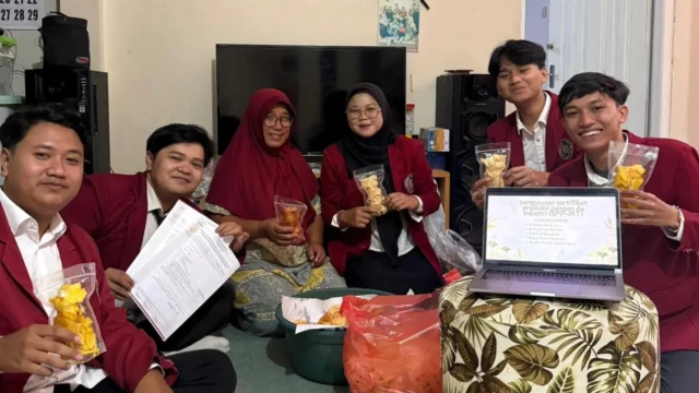 Mahasiswa UMM melaksanakan kegiatan sosialisasi Sertifikat Produksi Pangan Industri Rumah Tangga kepada pemilik usaha kripik singkong, Bu Ponisri
