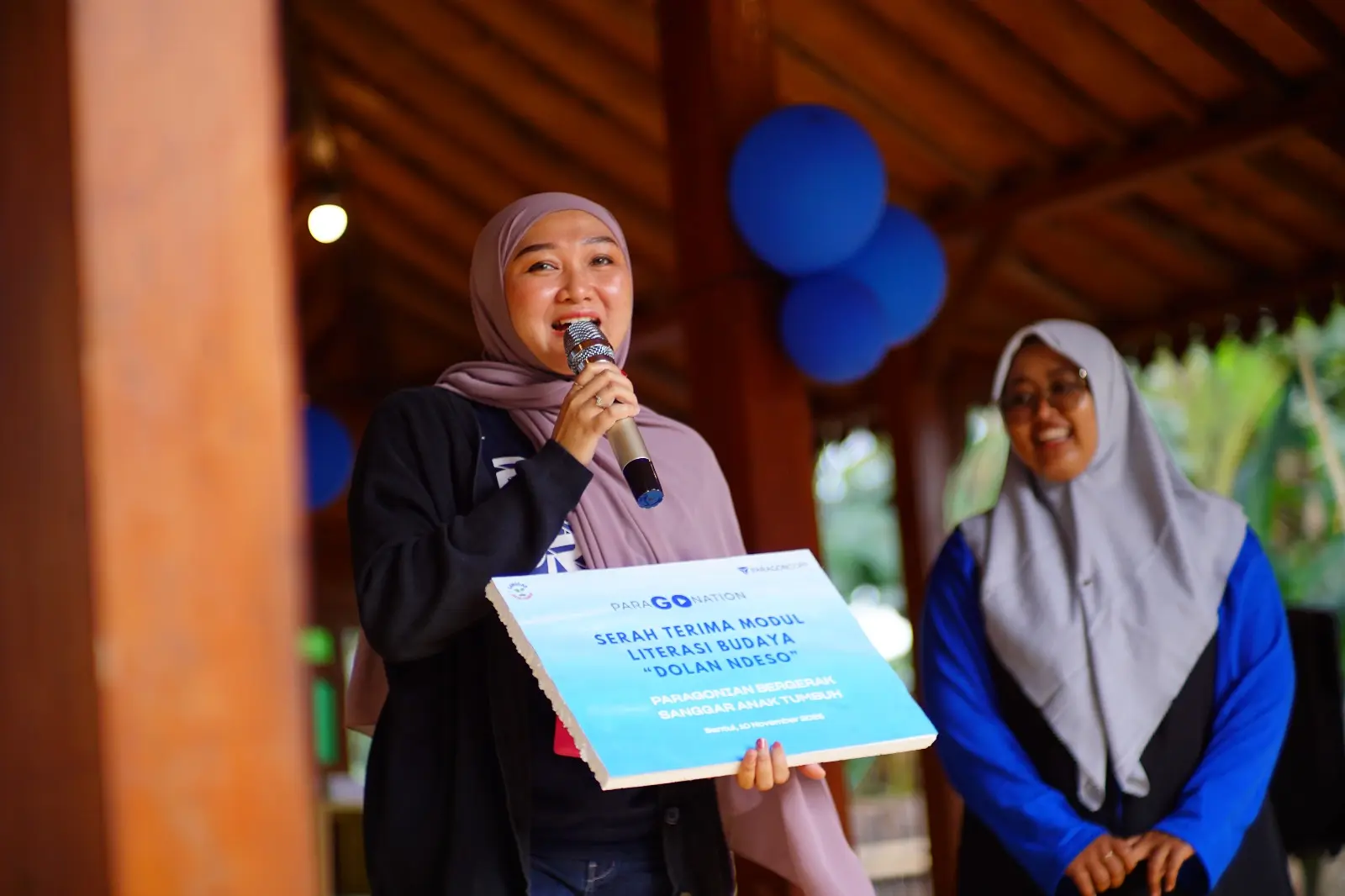 Serah Terima modul literasi dari Paragonian ke Sanggar Anak Tumbuh