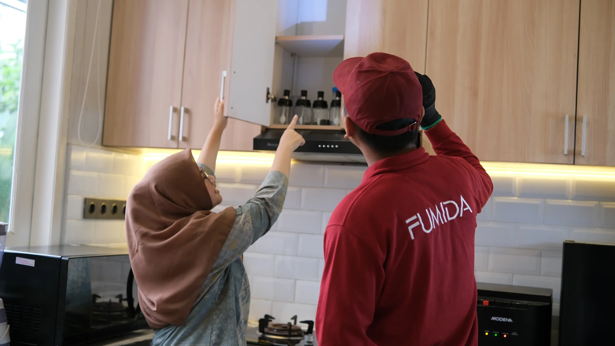 Teknisi Fumida sedang melakukan pemeriksaan