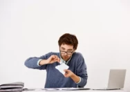 Gaji Naik, Tapi Rasa Aman Tak Datang: Mengapa Banyak Anak Muda Merasa Cemas soal Uang