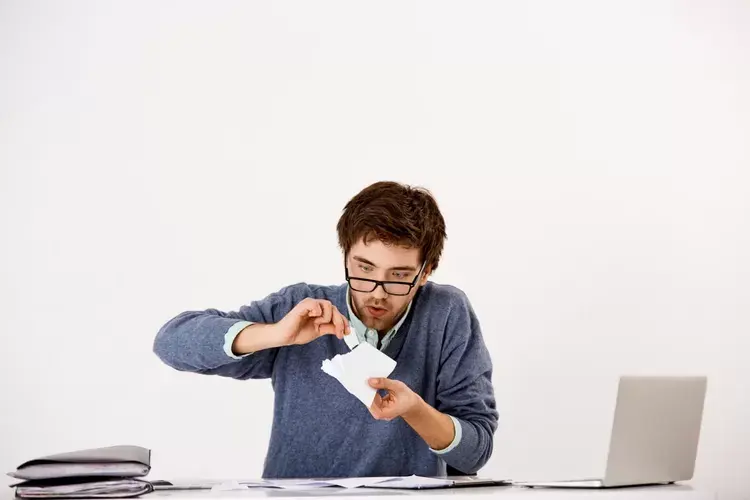 Gaji Naik, Tapi Rasa Aman Tak Datang: Mengapa Banyak Anak Muda Merasa Cemas soal Uang