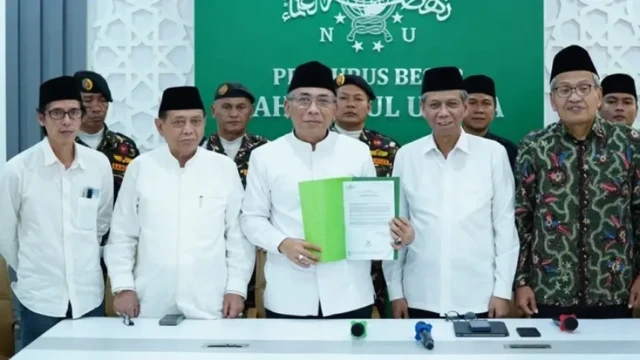 Ketua Umum PBNU KH Yahya Cholil Staquf dan pengurus PBNU lainnya