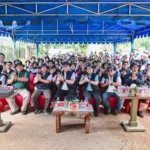 Ratusan karyawan Telkom menanggalkan seragam kantor sejenak dan turun langsung ke lumpur pesisir Hutan Lindung Angke Kapuk