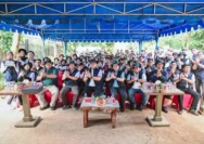 Ratusan karyawan Telkom menanggalkan seragam kantor sejenak dan turun langsung ke lumpur pesisir Hutan Lindung Angke Kapuk