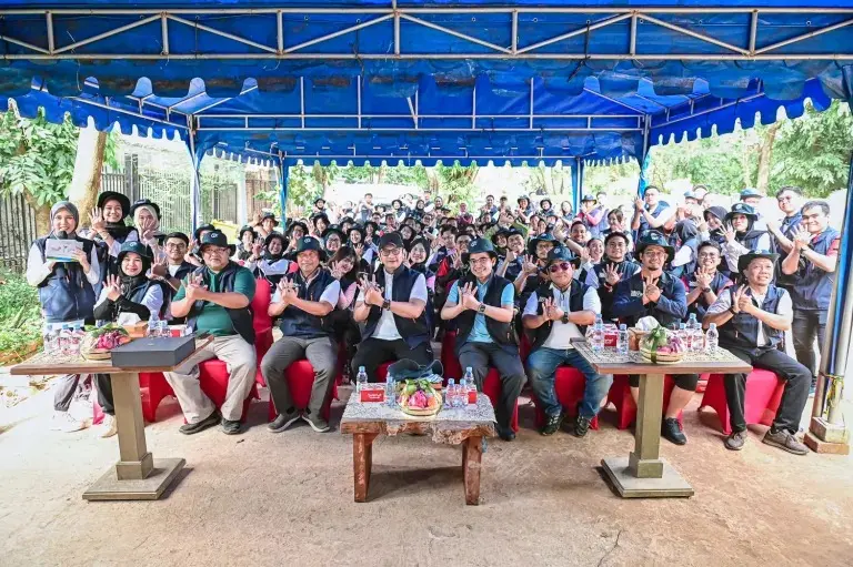 Ratusan karyawan Telkom menanggalkan seragam kantor sejenak dan turun langsung ke lumpur pesisir Hutan Lindung Angke Kapuk