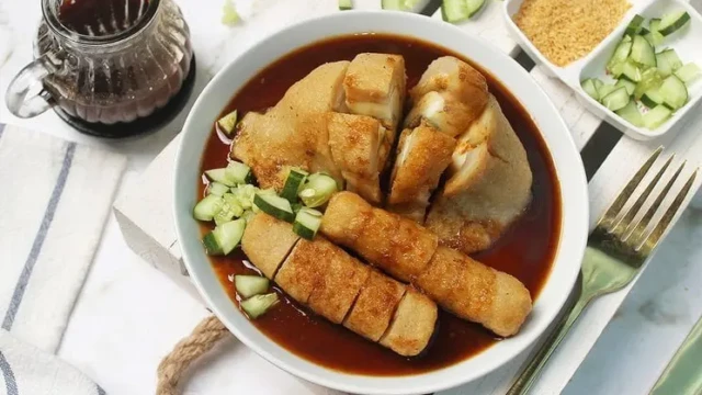 Salah satu kuliner khas Nusantara yang terus menunjukkan popularitasnya adalah pempek.