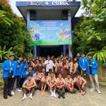 Sesi foto bersama setelah kegiatan di halaman sekolah