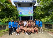 Sesi foto bersama setelah kegiatan di halaman sekolah