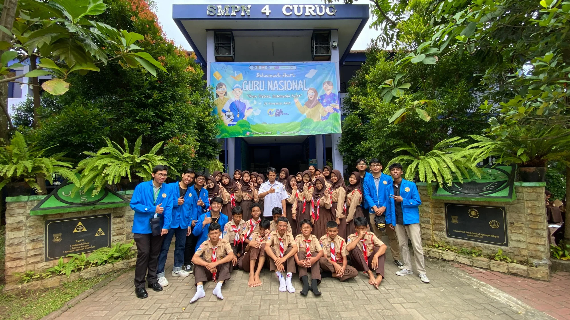 Sesi foto bersama setelah kegiatan di halaman sekolah